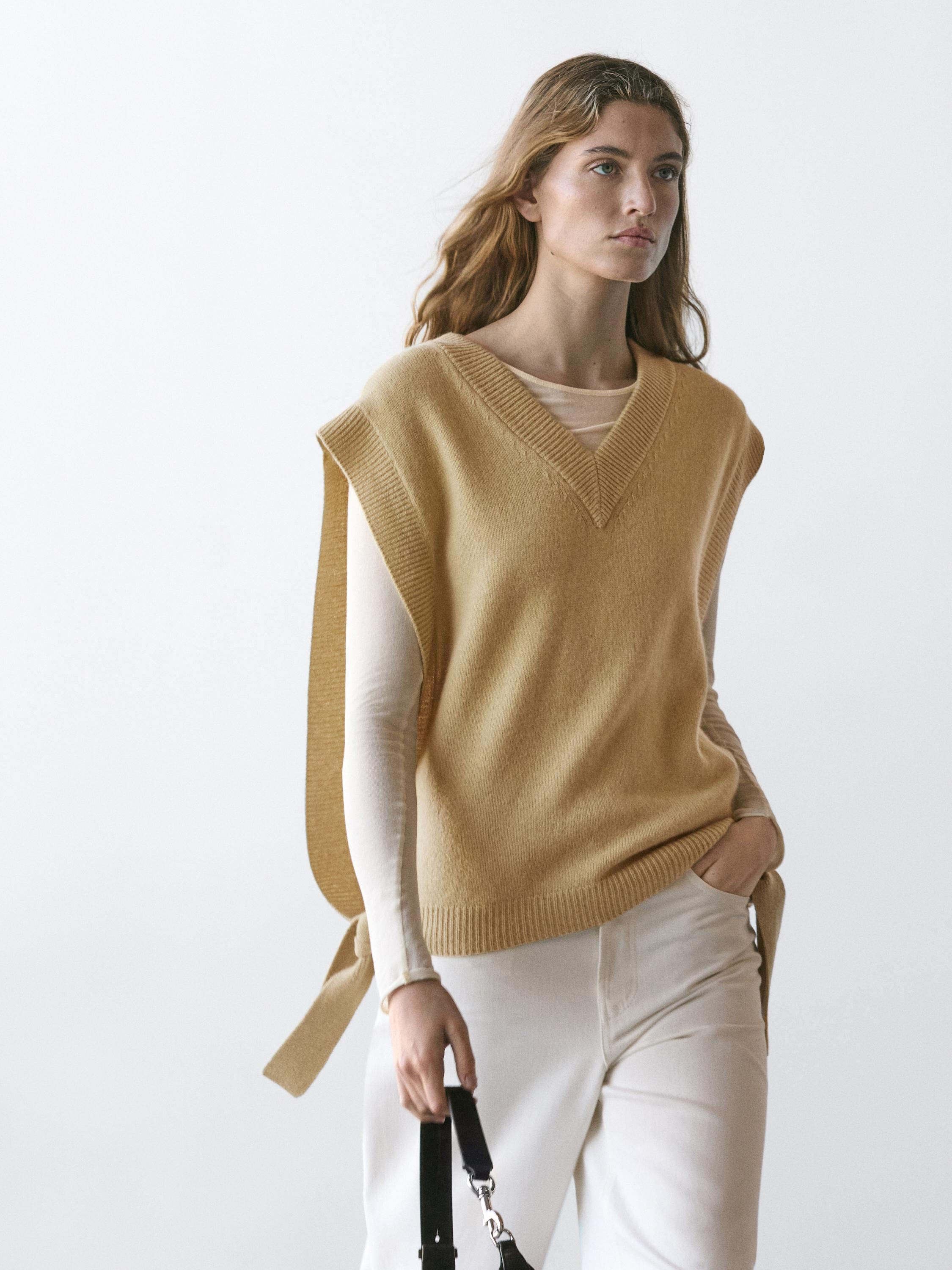 V-neck bib with tie details